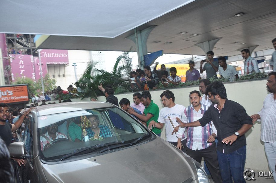 Pilla-Nuvvu-Leni-Jeevitham-Movie-Team-Visits-Viswanath-Theatre